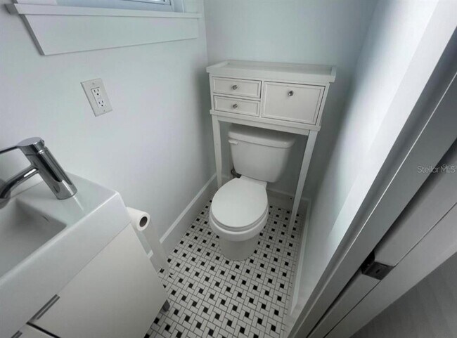 Building Photo - 1231 Highland St N