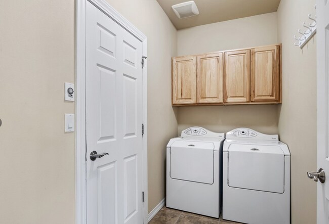 Building Photo - Lakefront Home in Cascade Valley