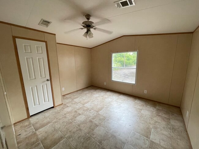 Building Photo - Early Bird Estates Unit #9
