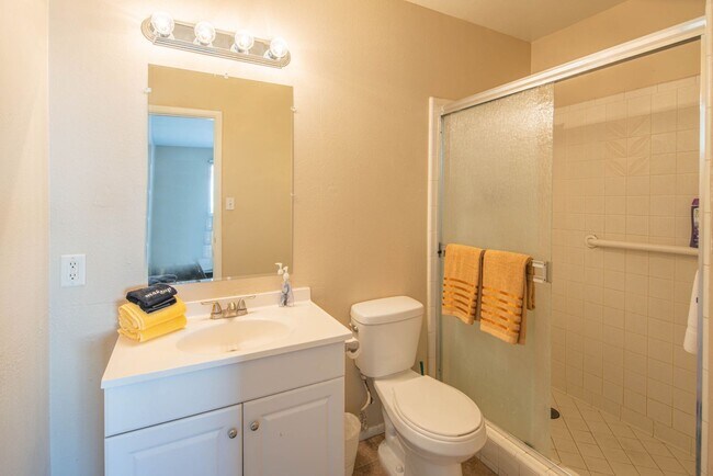 Building Photo - 1047 E Alameda Dr