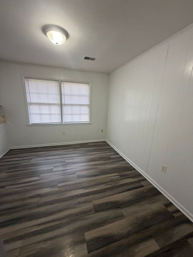 Building Photo - 3 Bedroom available