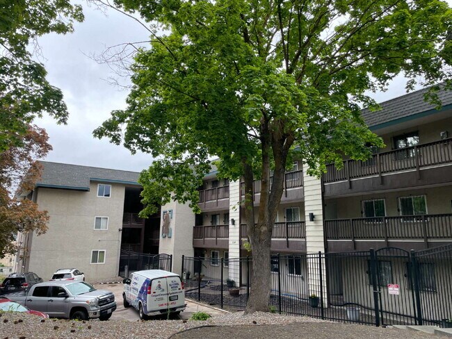 Building Photo - Spacious 2-Bed, 2-Bath Condo near the down...
