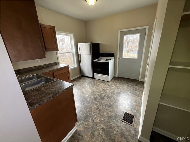 Building Photo - 222 Academy St