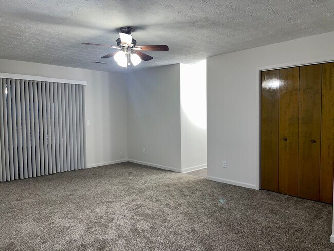 Building Photo - Spacious, Updated 3 Bed/2 Bath Ranch!