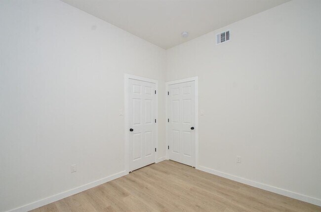 Building Photo - 405 Clearwater St