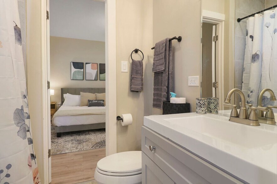 Building Photo - 5015 Main St