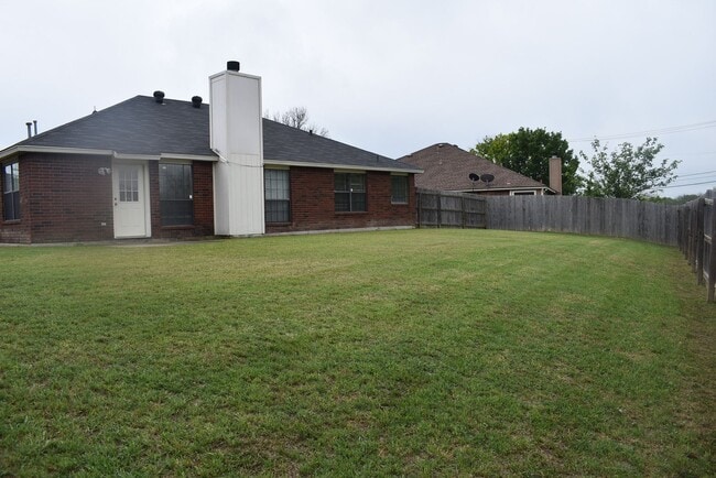 Building Photo - 2521 Creek Dr