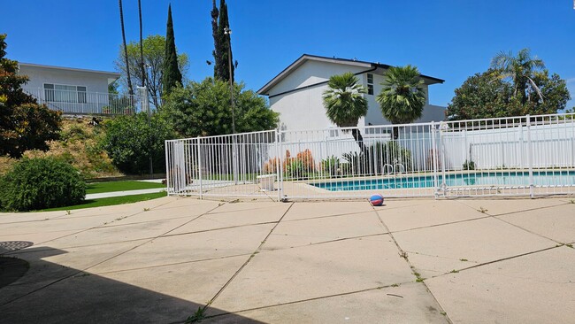 Building Photo - Mid Century Modern - 4 Bedroom Carlton Terrace Pool Home