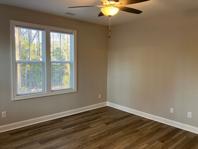 Building Photo - 3 Bedroom 2 Bathroom house located in Mill Creek Cove