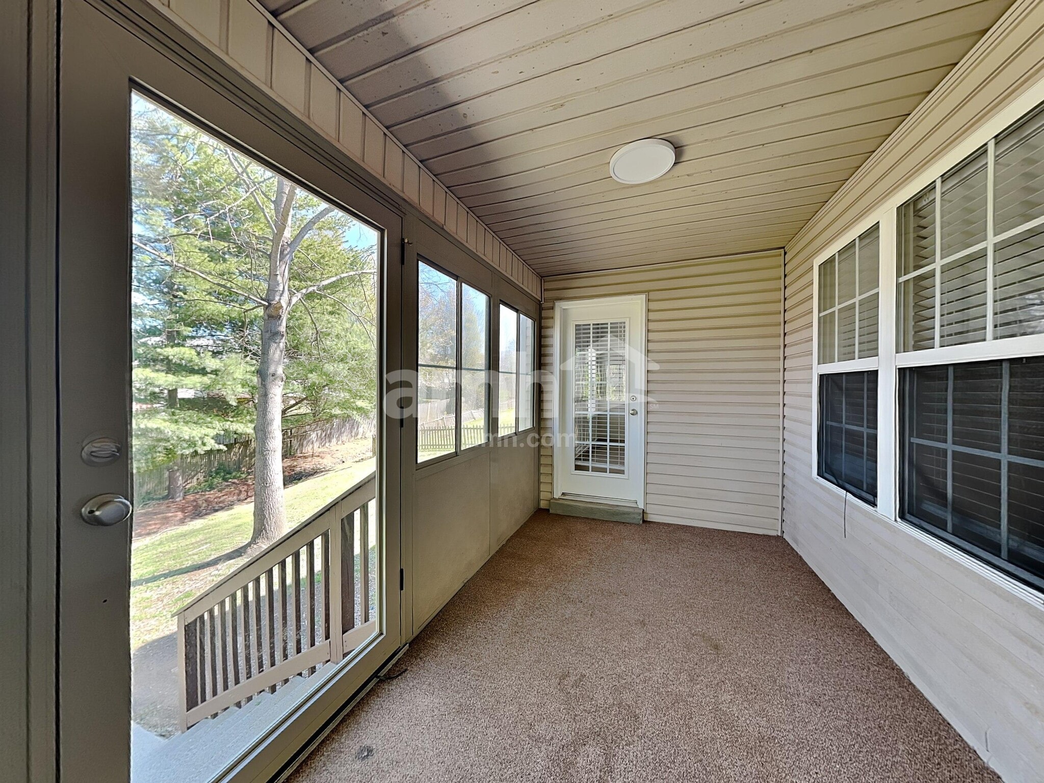 Building Photo - 560 Summit Way