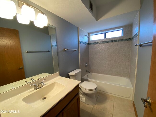 Building Photo - 821 E Redondo Dr