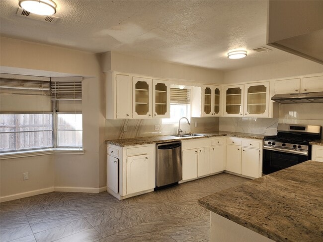 Building Photo - 8531 Hiawatha Dr