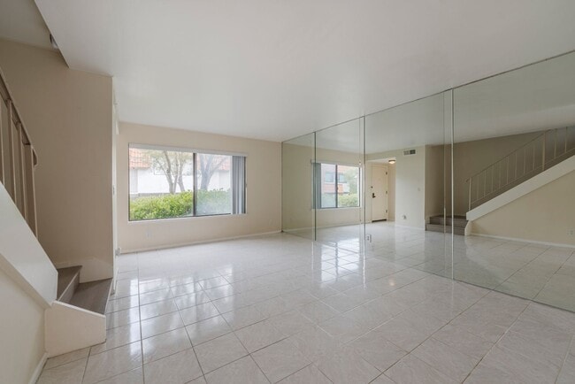 Building Photo - RPV Remodeled 2 bed 3 bath townhome in gat...