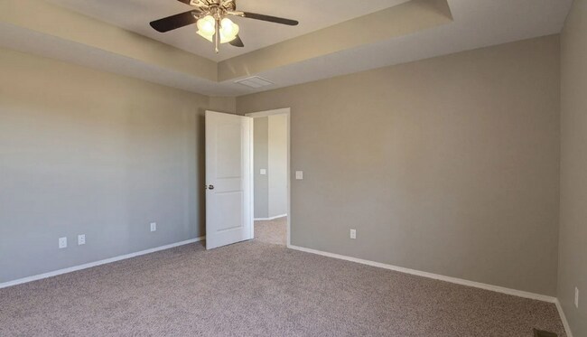 Building Photo - 3 Bedroom Rental in Republic with fenced i...