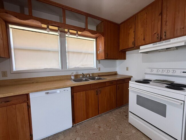 Building Photo - 2920 Sunset Dr