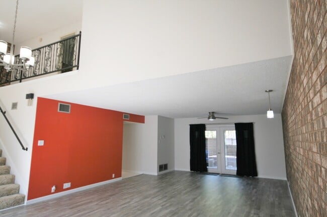 Building Photo - 2 Story Condo on Golf Course / A Great Vie...