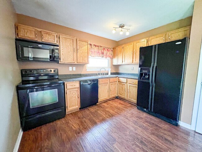 Building Photo - 1559 Summerhill Dr