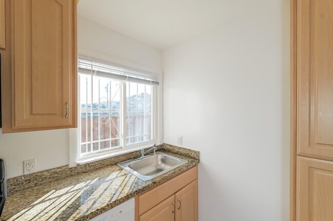 Building Photo - 30 Graystone Dr