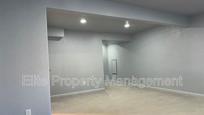Building Photo - 629 W Kenosha Dr