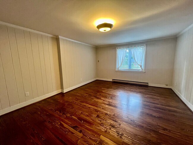 Building Photo - Charming 5 Bedroom Home Close to Everything!
