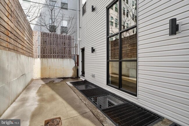 Building Photo - 2034 N Front St