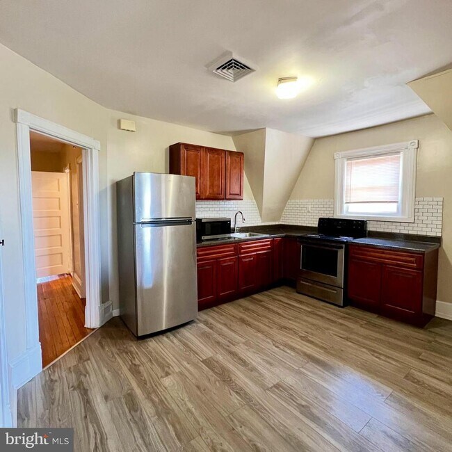 Building Photo - 928 N 63rd St