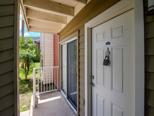 Building Photo - Remodeled Ground Floor 1 Bedroom 1 Bath Fo...