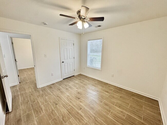 Building Photo - 581 Gilleas Rd