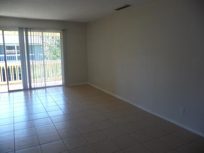 Building Photo - 200 Country Club Dr
