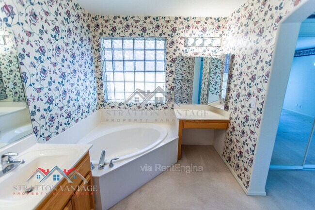 Building Photo - 10864 E Lindner Ave