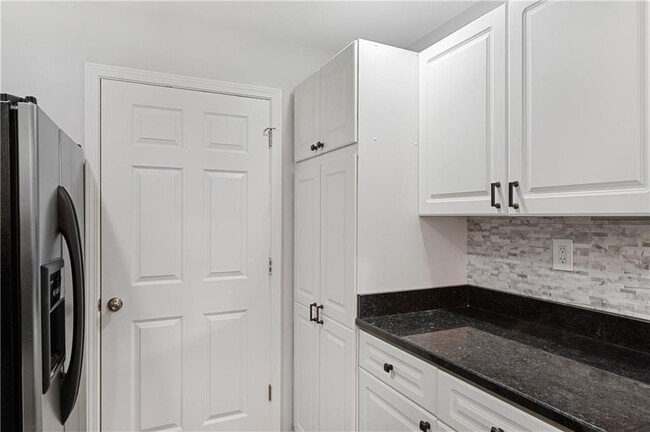 Building Photo - 220 Renaissance Pkwy NE