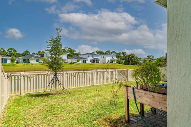 Building Photo - 3/2 in gated Tillman Lakes!