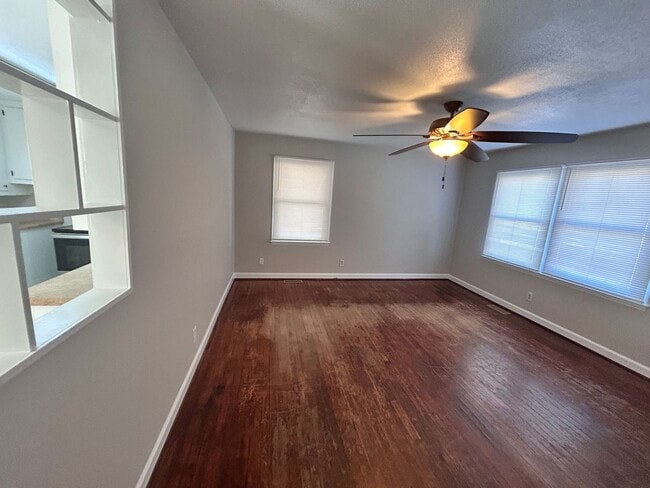 Building Photo - 3 Bedrooms off Mt. Gallant!!