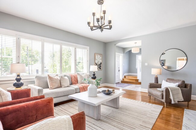 Building Photo - Elegant Sugar House Living: Finished Basement and Prime Location