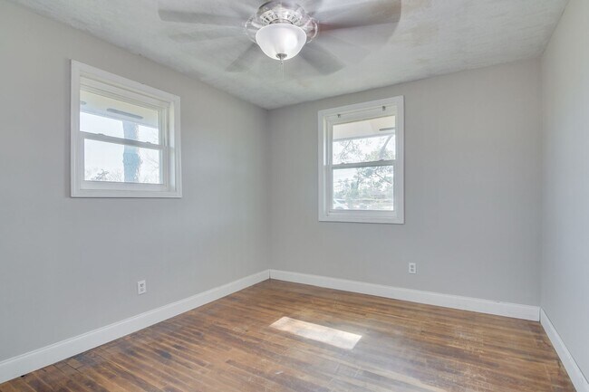 Building Photo - Charming 3-Bedroom, 2-Bath Home on a Corner Lot with Spacious Backyard