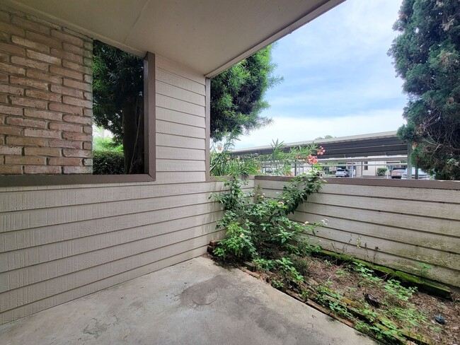 Building Photo - Spacious one of a kind 2 bedroom 2 bath condo in excellent condition. Entire condo has been paint...