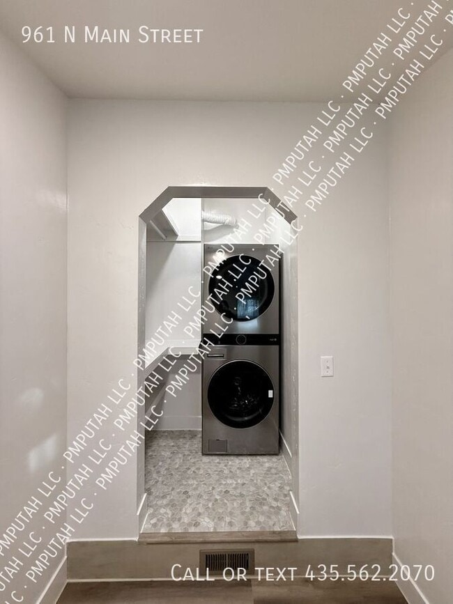 Building Photo - 961 N Main St