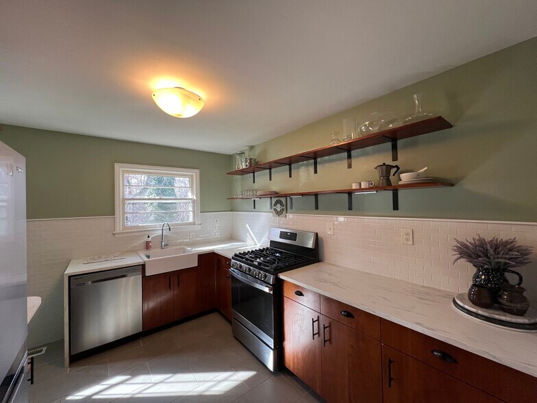 Building Photo - 140 Cree Dr