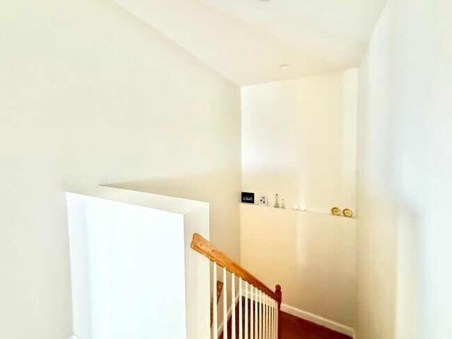 Building Photo - 120 Wyllis Ave