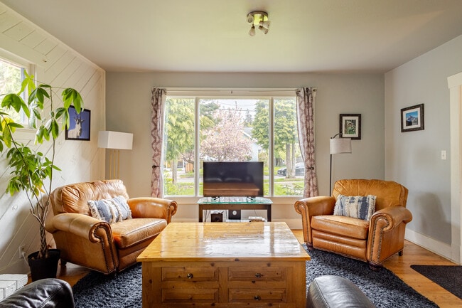 Building Photo - Charming 2-Bedroom Home Near Downtown Bellingham – Private Yard & Cozy Living