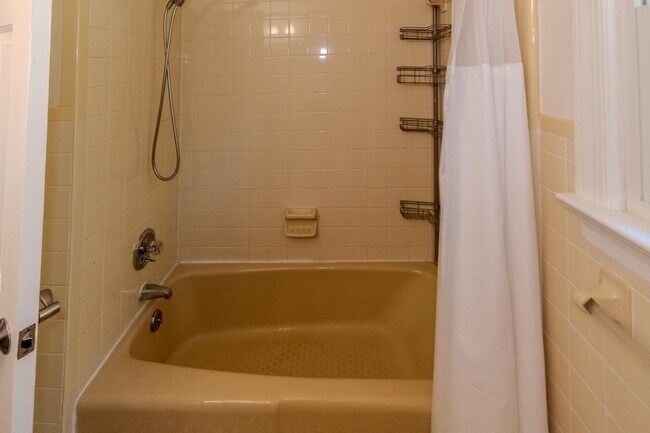 Building Photo - 428 Ingleside Dr