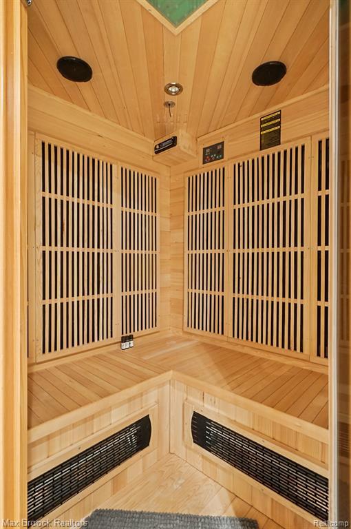 Building Photo - 2120 Buckingham Ave