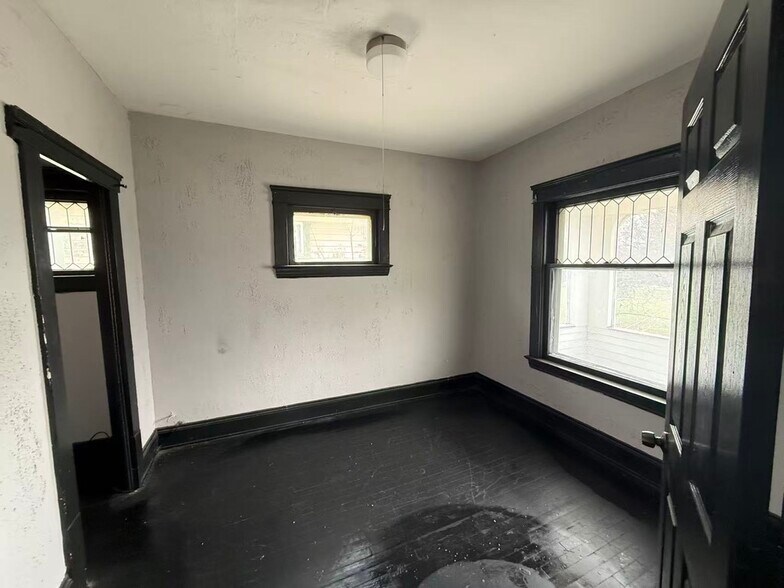 Building Photo - 9805 Lamontier Ave