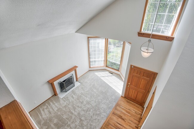 Building Photo - Beautiful cul-de-sac home, with fenced in yard