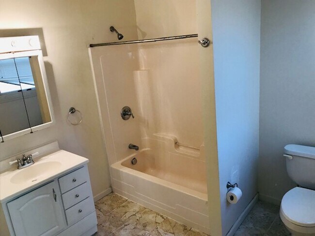 Building Photo - 2 Bed 2.5 Bath row house located just a short distance from RFK stadium in NE Washington, DC.