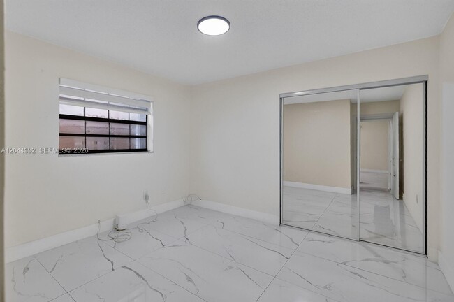 Building Photo - 2141 W 53rd St