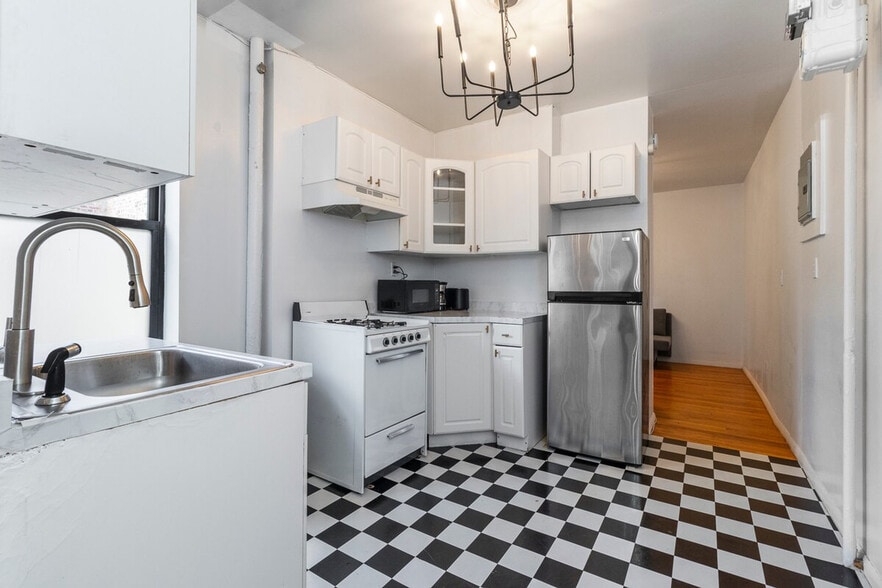 Building Photo - 319 E 95th St