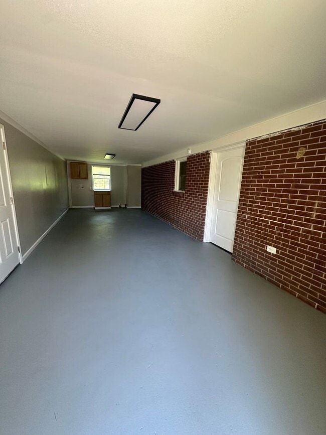 Building Photo - 3 Bed 2 Bath Brick Home with Additional Living Space - Newly Renovated