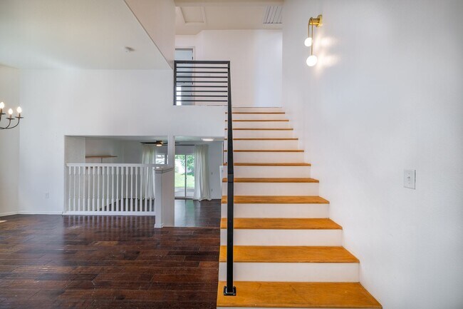 Building Photo - 4 Bed 3 Bath Located in Maple Hill Availab...