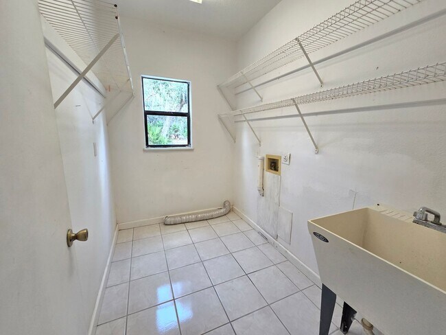 Building Photo - Rarely Available 3 bed/ 2 bath in Hidden River in Myakka